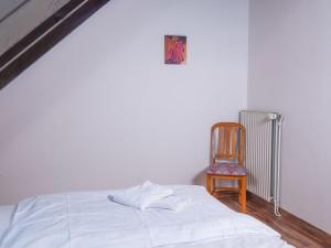 Ein Bett oder Betten in einem Zimmer der Unterkunft Holiday Home Koralle-1 by Interhome