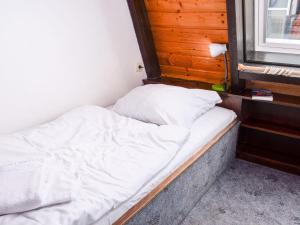Ein Bett oder Betten in einem Zimmer der Unterkunft Holiday Home Koralle-1 by Interhome