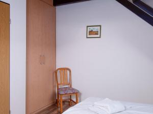 Ein Bett oder Betten in einem Zimmer der Unterkunft Holiday Home Koralle-1 by Interhome