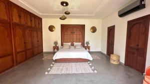 Katil atau katil-katil dalam bilik di Villa Scil de luxe, Piscine chauffée, 3 Suites, Hamam, Jacuzzi extérieur, Bar détente avec Billard, salle de sport, service Baby Sitter, option gouvernante, vue sur l'Atlas, Parkings Privé, Pas de Vis à Vis ! +21 gambar