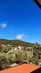 Vista generica sulle montagne o vista sulle montagne dall'interno del bed & breakfast