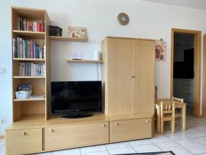 Μια τηλεόραση ή/και κέντρο ψυχαγωγίας στο Apartment Schwarzwaldblick-27 by Interhome