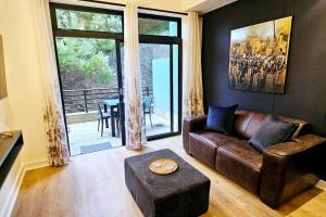 un soggiorno con un divano e un tavolo di Herolds Bay 510 a Herolds Bay