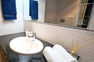 un bagno con un lavandino bianco e uno specchio di Herolds Bay 510 a Herolds Bay Altre 5 foto