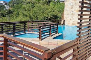 una piscina con recinzione in legno intorno ad essa di Herolds Bay 510 a Herolds Bay