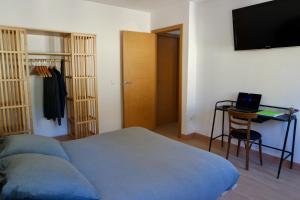 TV a/nebo společenská místnost v ubytování Cainés