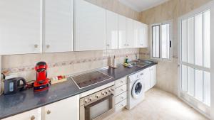 una cocina con fregadero y lavadora en Holidoo Casa Marbella, en Los Alcázares