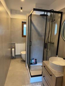 トルンにあるKawalerka 40 m 2 osoby ulica Porzeczkowa Torunのシャワー、トイレ、洗面台を備えたバスルーム