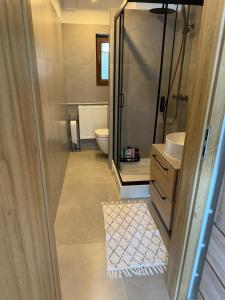 トルンにあるKawalerka 40 m 2 osoby ulica Porzeczkowa Torunのシャワー、洗面台、トイレ付きのバスルーム