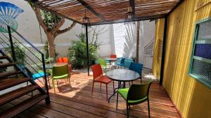 a patio with a table and chairs on a deck at Hotel La Caracola Salento in Salento