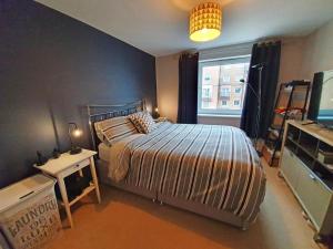 En eller flere senge i et værelse på Basingstoke Town Center - 2 Bedroom Apartment