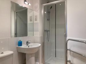 Et badeværelse på Basingstoke Town Center - 2 Bedroom Apartment