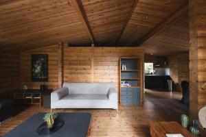 Posezení v ubytování Houten chalet 'De Blokhut' + 4 fotografie