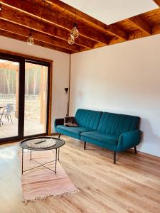 Posezení v ubytování Sworna łąka z zewnętrznym SPA- sauna, jacuzzi, balia