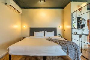 Voodi või voodid majutusasutuse Minimalist One Hauz Khas Village toas