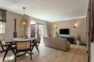 a living room with a table and a couch at Vakantiehuis DO57 centrum Domburg in Domburg