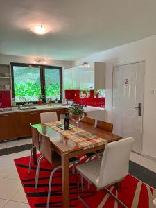 een keuken met een houten tafel en witte stoelen bij Apartman Mi-Bel in Zagreb