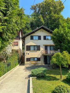 een groot huis met een oprit ervoor bij Apartman Mi-Bel in Zagreb +23 foto's