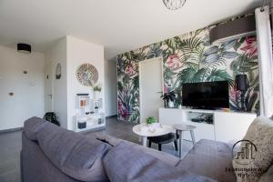 TV a/nebo společenská místnost v ubytování Urban Jungle Appart Terrasse Clim Parking