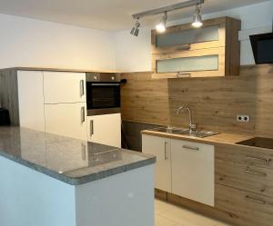 Η κουζίνα ή μικρή κουζίνα στο Ferienwohnung Koch mit Terrasse +4 φωτογραφίες