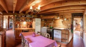 モントリオンにあるLe Ruisseau, Lindarets, authentique, 11 personnesのキッチン(ピンクのテーブルクロス付きのテーブル付) +46枚の写真