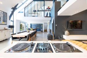 a living room with a dj equipment in a house at Villa, piscine intérieure - Baie Mont Saint Michel in Le Petit-Celland