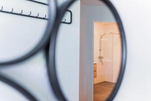a view of a shower through a pair of glasses at Veluwe Vallei 16-person bungalow in Voorthuizen