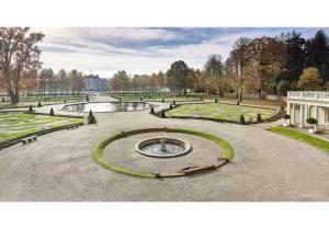 a view of a park with a fountain in the middle at Veluwe Vallei 16-person bungalow in Voorthuizen