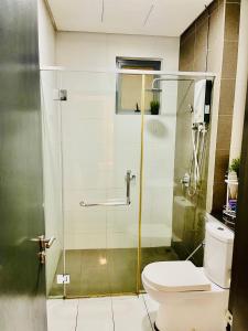 ein Badezimmer mit Glasdusche und Toilette in der Unterkunft Near Sunway Damen Cozy Homestay in Subang Jaya