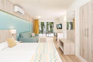 A bed or beds in a room at HOVIMA Panorama