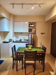 Una cocina con una mesa y sillas en una habitación. en One Bedroom Condominium Avida Tower 1 Aspira CDO, en Cagayan de Oro