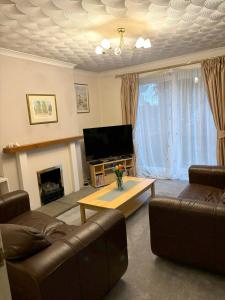 Televisyen dan/atau pusat hiburan di Spacious House Near Cambridge - Free Parking & Garden - Cambridge Homehost