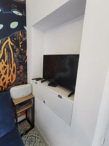 un soggiorno con una TV a schermo piatto su una parete di T3 terrasse classé 4 étoiles le Poulpe 200m front de mer a Banyuls-sur-Mer