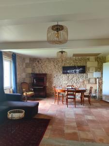 ein Wohnzimmer mit Sofa und Tisch in der Unterkunft La maison de l'Architecte - Gite proche Bordeaux in Salleboeuf