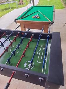 une table de ping-pong avec un billard dans l'établissement Sinta-se em casa com diversão!, à São Paulo