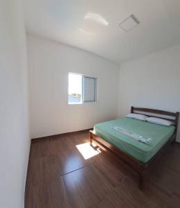 une chambre avec un lit dans une pièce blanche dans l'établissement Sinta-se em casa com diversão!, à São Paulo 43 autres photos