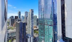 メルボルンにあるSimply Melbourne by Ready Set Stayの高層ビルが立ち並ぶ都市の航空写真