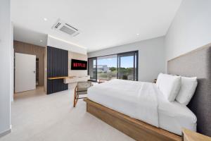 Ένα ή περισσότερα κρεβάτια σε δωμάτιο στο Boca Catalina 5 NEW 4BR 4BA Pool Walk to Beach by Bocobay