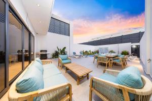 Χώρος καθιστικού στο Boca Catalina 5 NEW 4BR 4BA Pool Walk to Beach by Bocobay