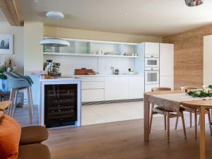 Chalet neuf avec spa, skiroom prive et grande terrasse a Courchevel Village - FR-1-664-11