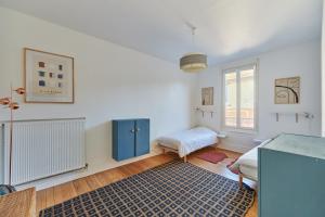 a room with a blue cabinet and a rug at Au bon air de Villers - plage à 200 mètres in Villers-sur-Mer