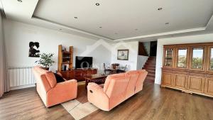 un salon avec deux chaises et une table dans l'établissement Magnolienhaus, à Capelas