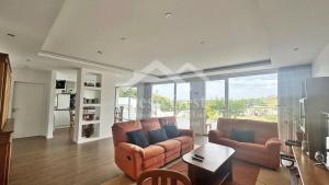 un salon avec deux canapés et une table dans l'établissement Magnolienhaus, à Capelas