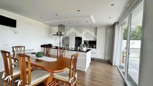 une cuisine et une salle à manger avec une table et des chaises dans l'établissement Magnolienhaus, à Capelas