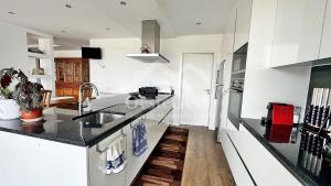 une cuisine avec un évier et un plan de travail dans l'établissement Magnolienhaus, à Capelas 14 autres photos