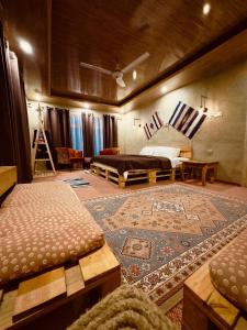 Postel nebo postele na pokoji v ubytování Orgventure Resorts Skardu