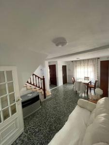 Χώρος καθιστικού στο Casa dos pisos con terraza