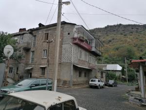 un vecchio edificio con macchine parcheggiate di fronte di Apartment Karkop a Archis