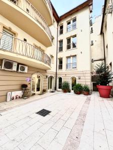 an empty courtyard in a building with a balcony at Little Loft in Timişoara