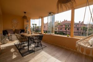 Część wypoczynkowa w obiekcie Aquamarine apartment in Marina Sotogrande